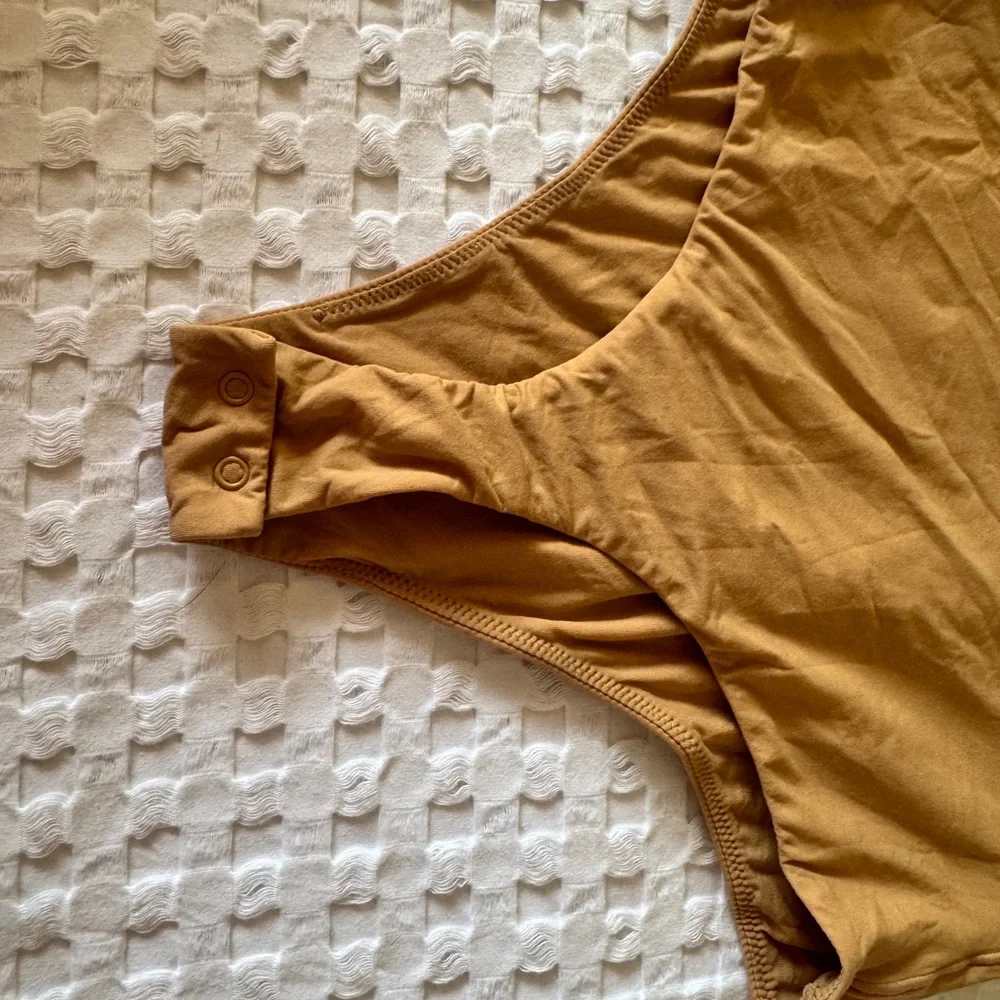 SKIMS | Fits Everybody High Neck | Thong Bodysuit | Camel | NWT | Size L - Picture 6 of 6